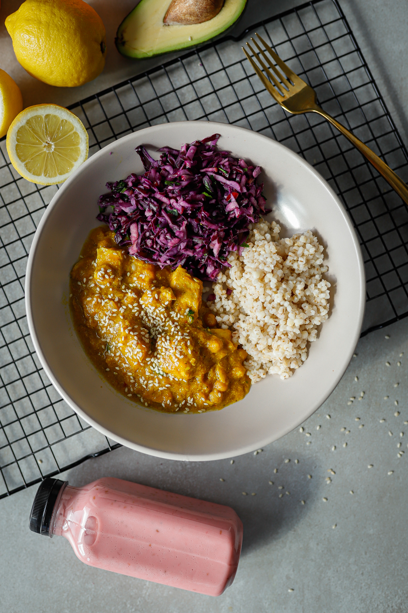 Catering dietetyczny Wrocław – curry z sałatą przygotowane przez kucharzy